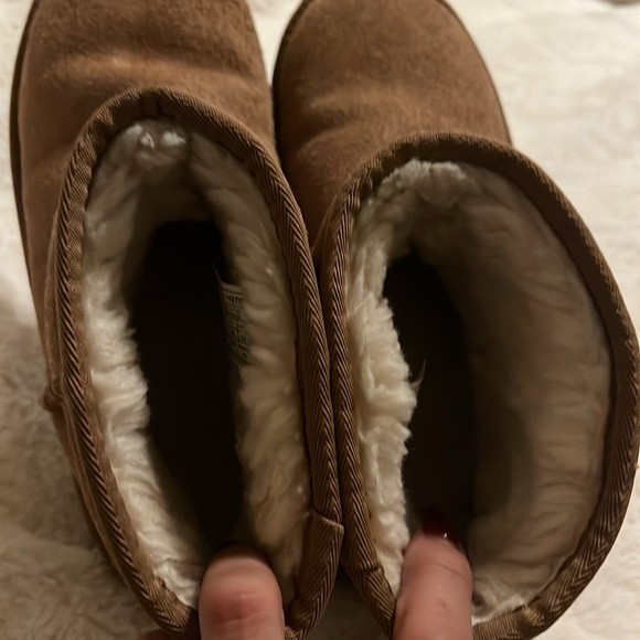 UGGS - Picture 4 of 6